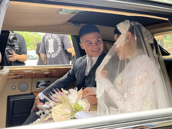 Cập nhật đám cưới Quang Hải và Chu Thanh Huyền: Chú rể nắm chặt tay vợ không rời, cô dâu diện váy cưới 150 triệu - ảnh 35