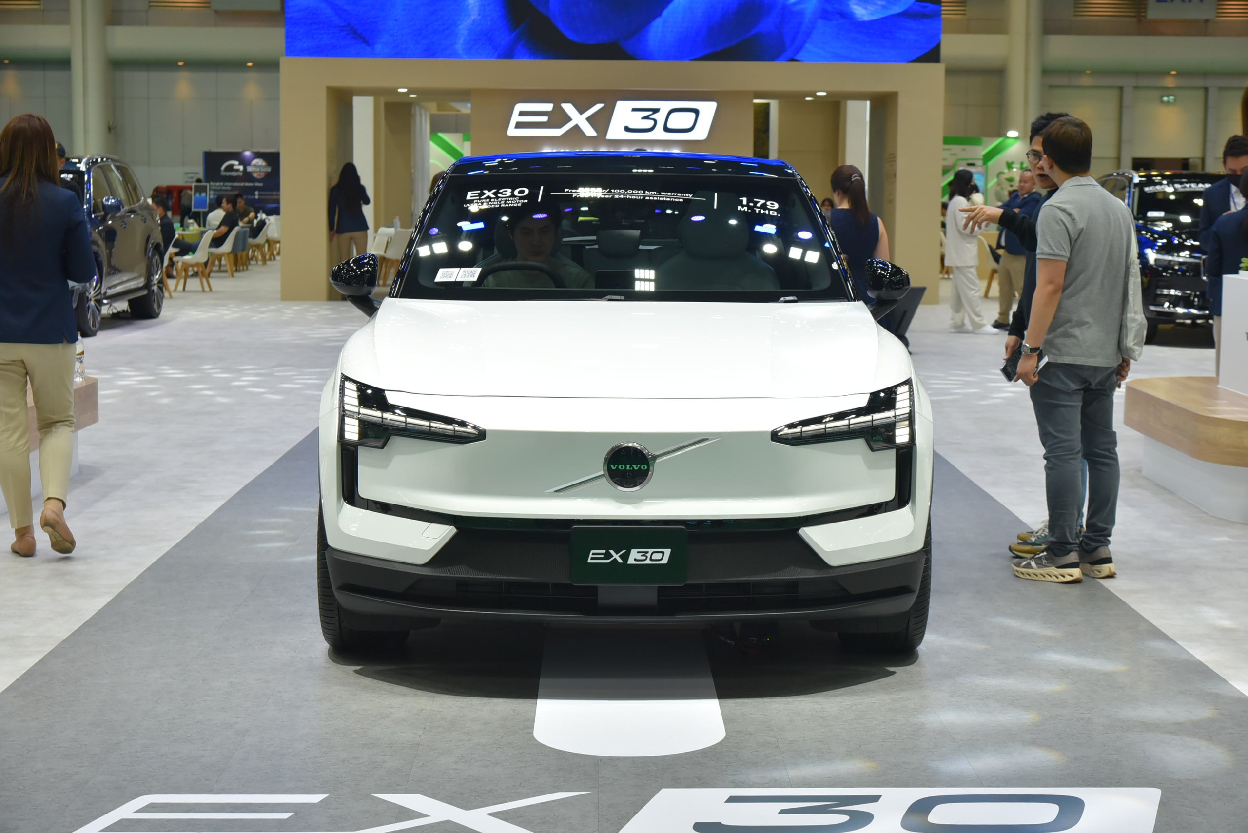 Xem trước Volvo EX30 tại BIMS trước khi về Việt Nam: Giá quy đổi hơn 1 tỷ, nhỏ, chật, mạnh, nhiều công nghệ - ảnh 8