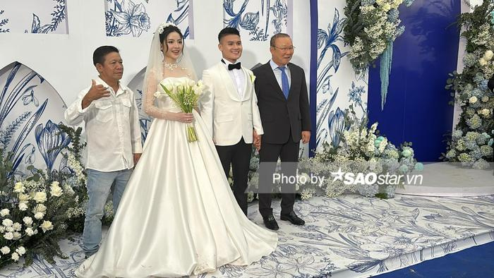HLV Park Hang Seo cùng Văn Hậu tới dự đám cưới Quang Hải, nắm chặt tay học trò như dặn dò điều gì đó - ảnh 3