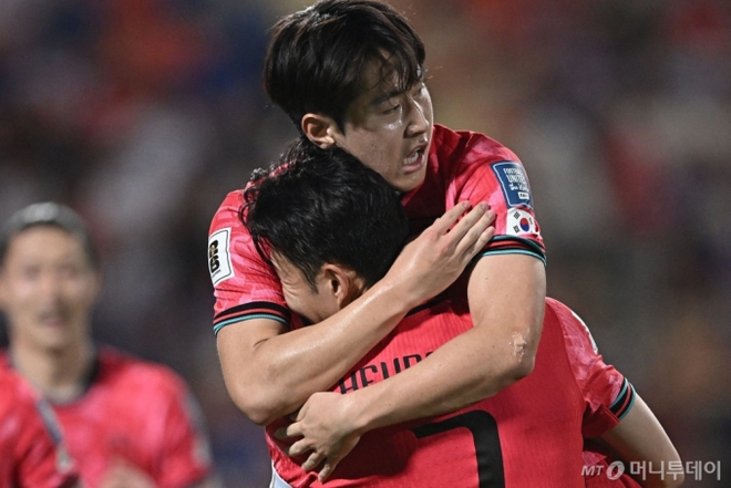 Khoảnh khắc hot nhất bóng đá xứ Hàn: Son Heung-min dang tay ôm chầm Lee Kang-in, bao giận hờn như tan biến! - ảnh 1