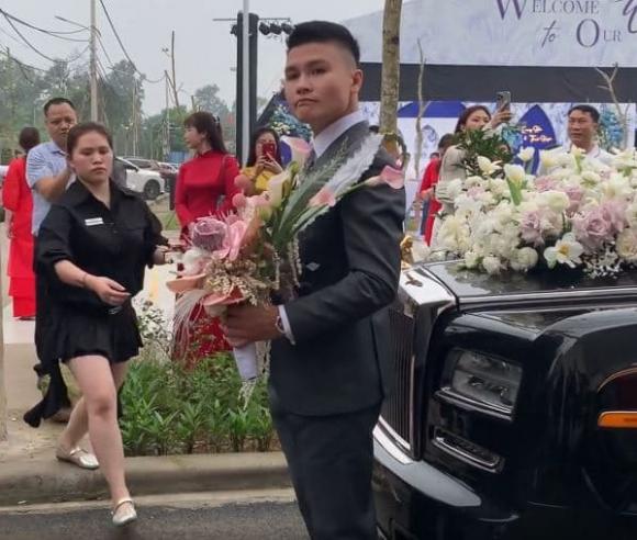 Cập nhật đám cưới Quang Hải và Chu Thanh Huyền: Chú rể nắm chặt tay vợ không rời, cô dâu diện váy cưới 150 triệu - ảnh 10