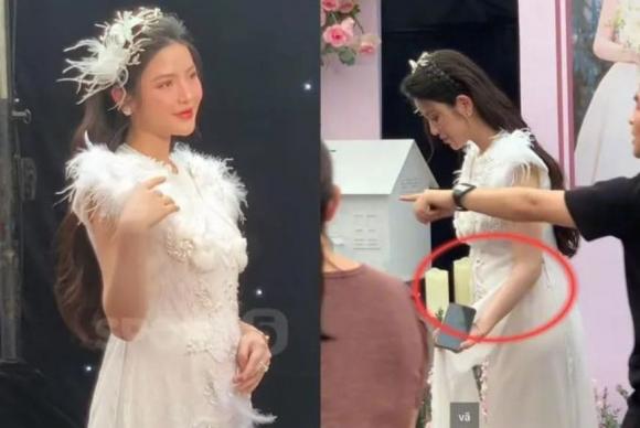 Cập nhật đám cưới Quang Hải và Chu Thanh Huyền: Chú rể nắm chặt tay vợ không rời, cô dâu diện váy cưới 150 triệu - ảnh 6