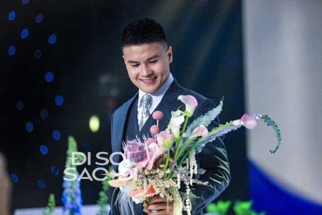 Bó hoa Quang Hải cầm đi trao cho Chu Thanh Huyền trong ngày cưới: Ý nghĩa đặc biệt với ước mong hôn nhân không còn sóng gió - ảnh 1