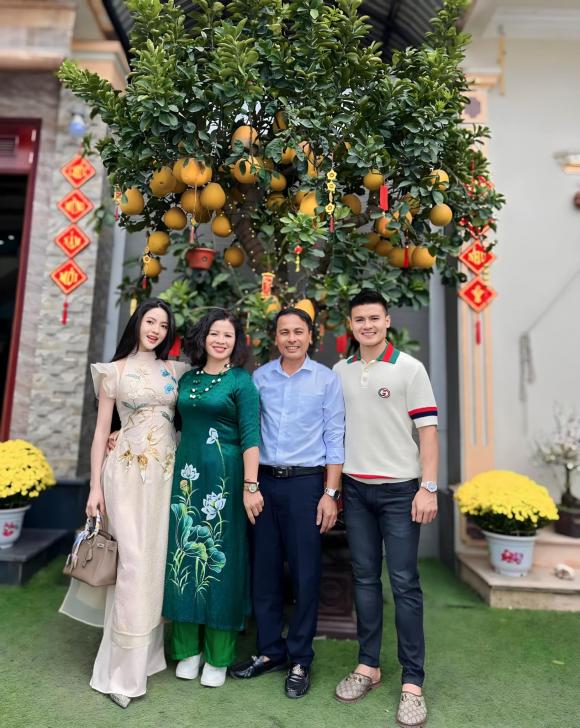 Cập nhật đám cưới Quang Hải và Chu Thanh Huyền: Chú rể nắm chặt tay vợ không rời, cô dâu diện váy cưới 150 triệu - ảnh 49