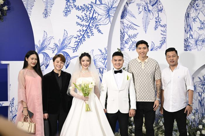 HLV Park Hang Seo cùng Văn Hậu tới dự đám cưới Quang Hải, nắm chặt tay học trò như dặn dò điều gì đó - ảnh 6