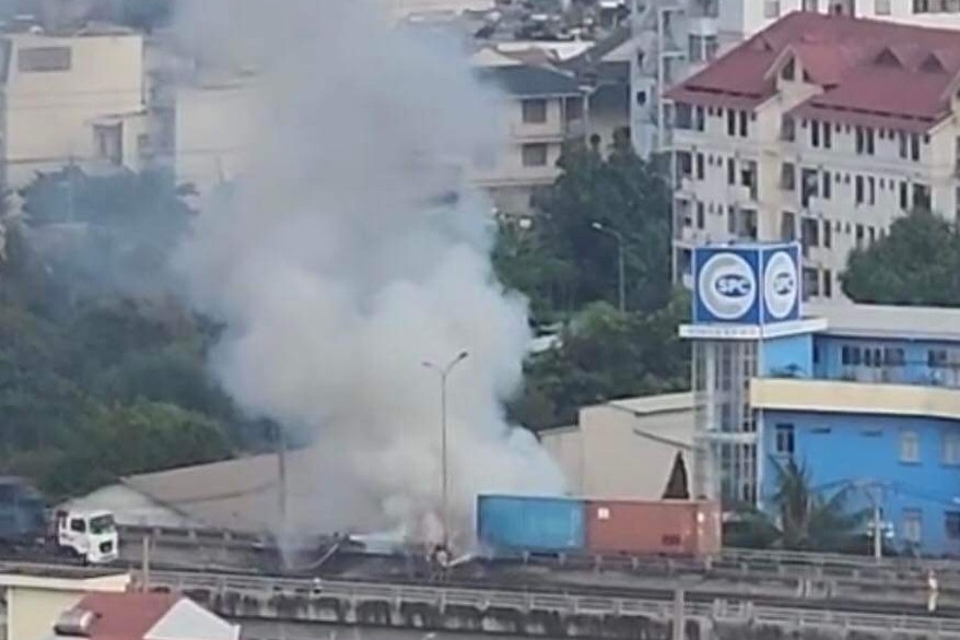Cháy xe container ở cầu Phú Mỹ, giao thông Thủ Đức qua quận 7 tê liệt - ảnh 2