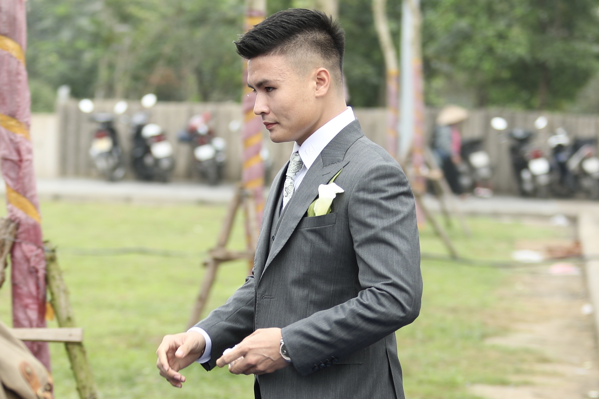 Quang Hải đeo đồng hồ Rolex trong ngày cưới - ảnh 1
