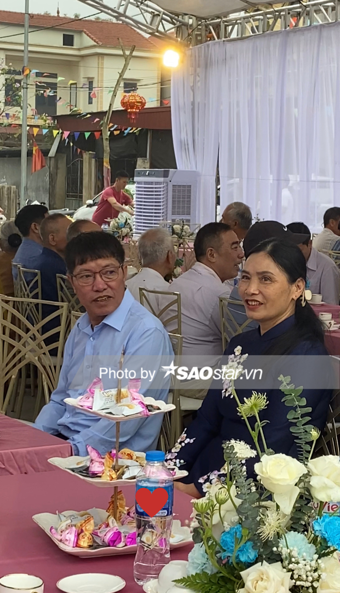 Bố mẹ Đoàn Văn Hậu đến dự đám cưới Quang Hải từ sớm, lộ rõ vẻ hạnh phúc khi ''lên chức'' - ảnh 1