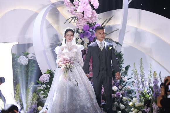 Cập nhật đám cưới Quang Hải và Chu Thanh Huyền: Chú rể nắm chặt tay vợ không rời, cô dâu diện váy cưới 150 triệu - ảnh 31