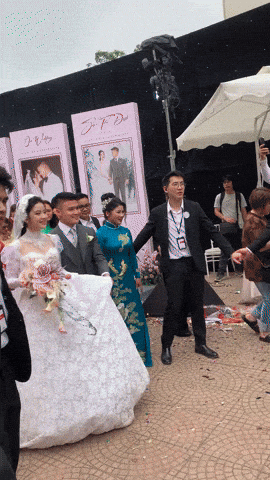 Quang Hải thuê dàn vệ sĩ hùng hậu bảo vệ Chu Thanh Huyền, không khác gì đám cưới sao hạng A showbiz - ảnh 1