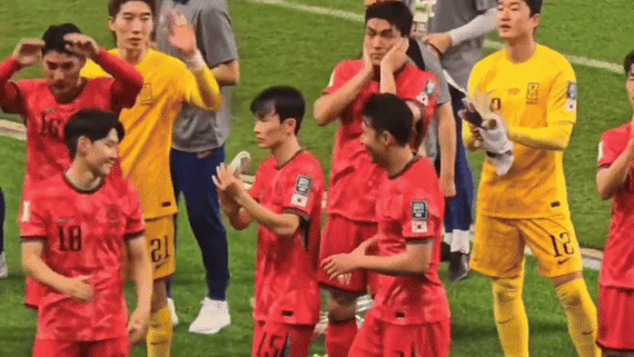 Khoảnh khắc hot nhất bóng đá xứ Hàn: Son Heung-min dang tay ôm chầm Lee Kang-in, bao giận hờn như tan biến! - ảnh 3