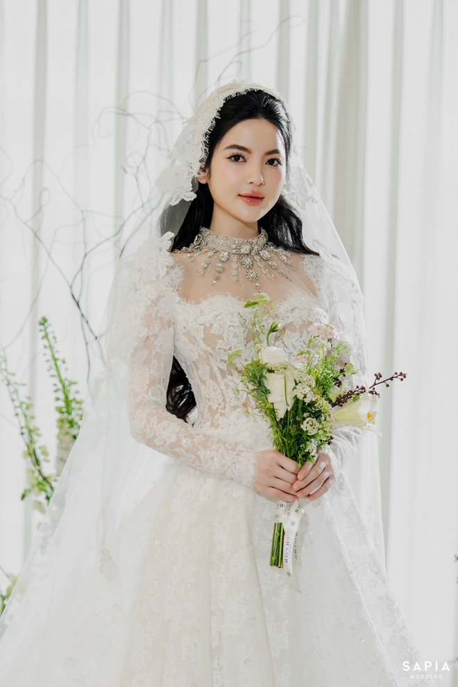 Cận cảnh váy cưới 150 triệu của Chu Thanh Huyền, phiên bản chính thức có gì khác với thiết kế gốc? - ảnh 5