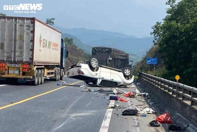 Ô tô bán tải lật ngửa trên cao tốc La Sơn - Tuý Loan, 2 người bị thương - ảnh 1