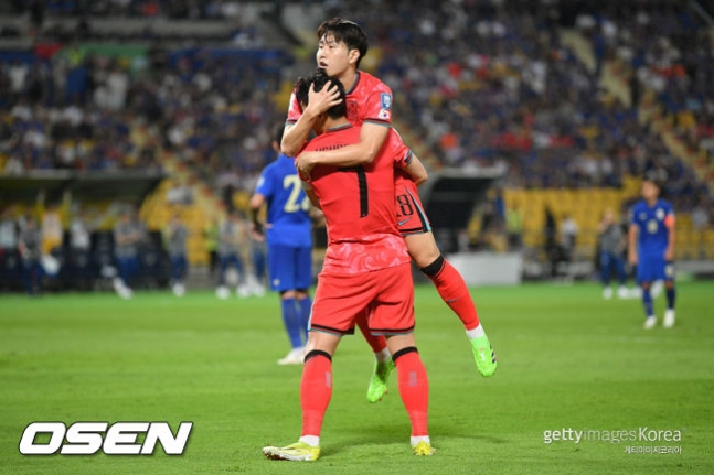 Khoảnh khắc hot nhất bóng đá xứ Hàn: Son Heung-min dang tay ôm chầm Lee Kang-in, bao giận hờn như tan biến! - ảnh 2