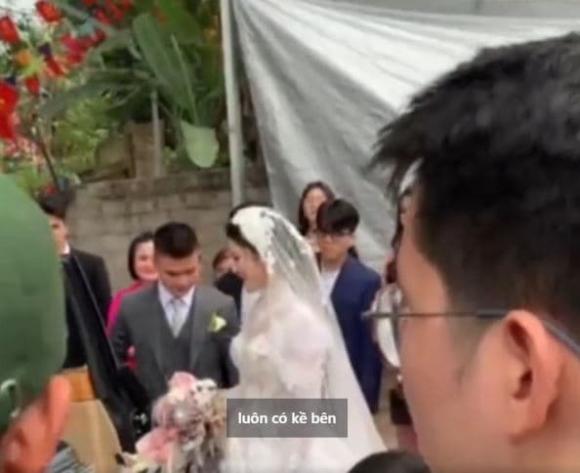 Cập nhật đám cưới Quang Hải và Chu Thanh Huyền: Chú rể nắm chặt tay vợ không rời, cô dâu diện váy cưới 150 triệu - ảnh 28