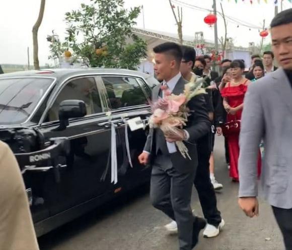 Cập nhật đám cưới Quang Hải và Chu Thanh Huyền: Chú rể nắm chặt tay vợ không rời, cô dâu diện váy cưới 150 triệu - ảnh 11