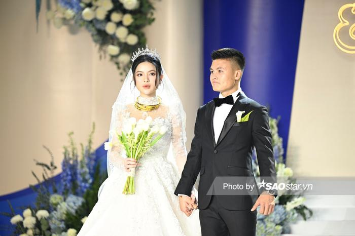Cô dâu Chu Thanh Huyền đeo vàng nặng trĩu theo trong ngày theo Quang Hải về dinh - ảnh 5