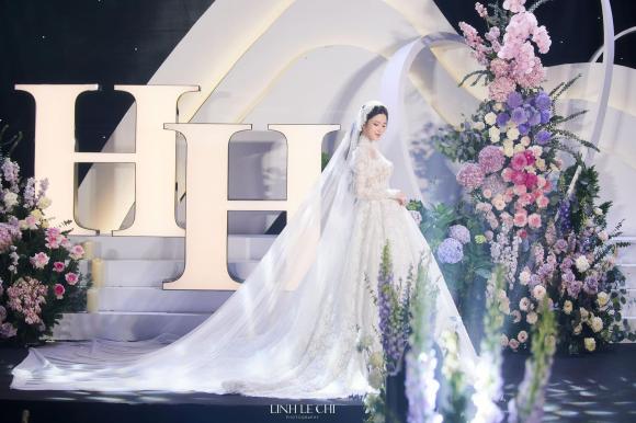Cập nhật đám cưới Quang Hải và Chu Thanh Huyền: Chú rể nắm chặt tay vợ không rời, cô dâu diện váy cưới 150 triệu - ảnh 19