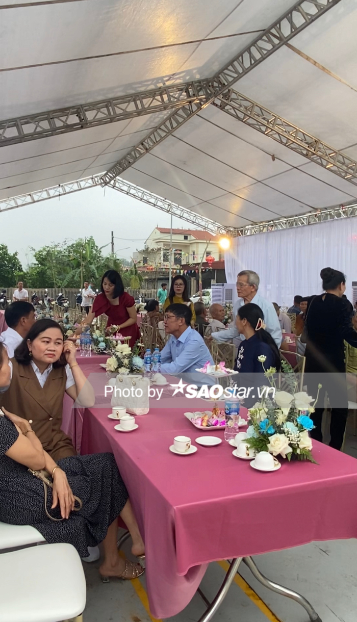 Bố mẹ Đoàn Văn Hậu đến dự đám cưới Quang Hải từ sớm, lộ rõ vẻ hạnh phúc khi ''lên chức'' - ảnh 2