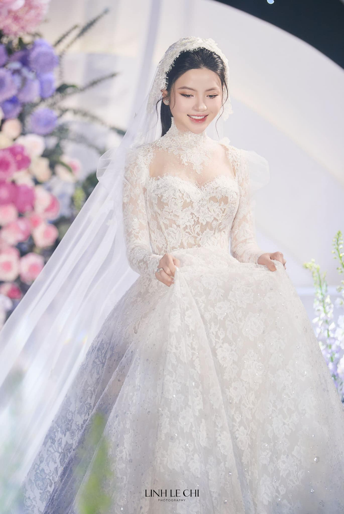 Hé lộ giá trị váy cưới của bà xã Quang Hải, con số khủng cỡ nào? - ảnh 4