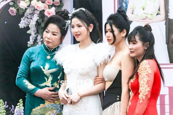 Visual rạng rỡ cô dâu Chu Thanh Huyền ngày cưới, sẵn sàng chờ chàng rước về dinh - ảnh 2