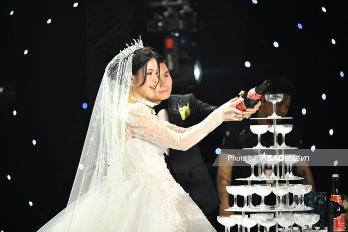 Cô dâu Chu Thanh Huyền đeo vàng nặng trĩu theo trong ngày theo Quang Hải về dinh - ảnh 3