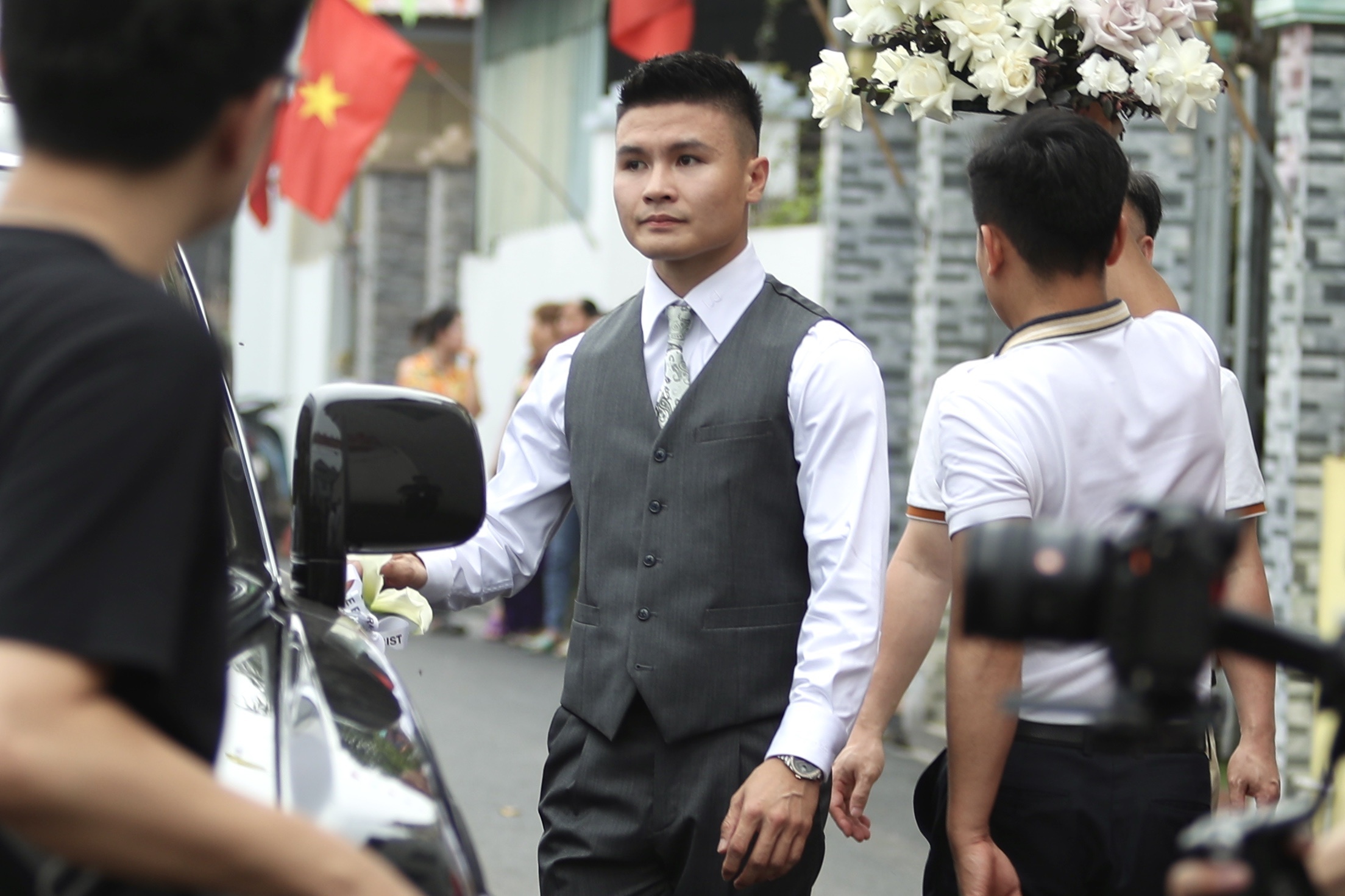 Quang Hải đeo đồng hồ Rolex trong ngày cưới - ảnh 3