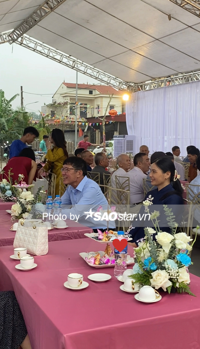 Bố mẹ Đoàn Văn Hậu đến dự đám cưới Quang Hải từ sớm, lộ rõ vẻ hạnh phúc khi ''lên chức'' - ảnh 3