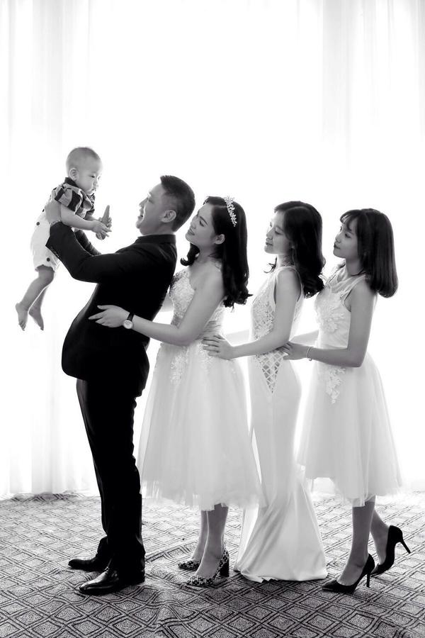 NSƯT Hồ Phong - 'Trùm phản diện' trên màn ảnh: U60 làm 'ông bố bỉm sữa', hôn nhân đáng ngưỡng mộ cùng vợ và 4 con - ảnh 3