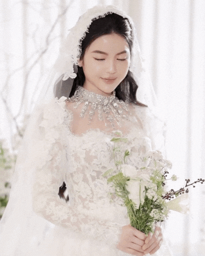 Cận cảnh váy cưới 150 triệu của Chu Thanh Huyền, phiên bản chính thức có gì khác với thiết kế gốc? - ảnh 3
