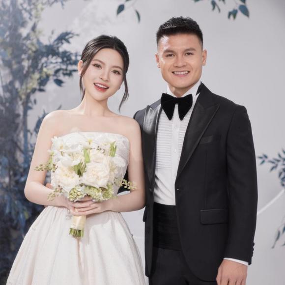 Cập nhật đám cưới Quang Hải và Chu Thanh Huyền: Chú rể nắm chặt tay vợ không rời, cô dâu diện váy cưới 150 triệu - ảnh 1