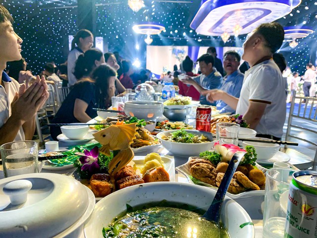 Cận cảnh tiệc cưới Quang Hải: Thực khách ấn tượng với món quả cầu vàng chiên thơm - ảnh 3