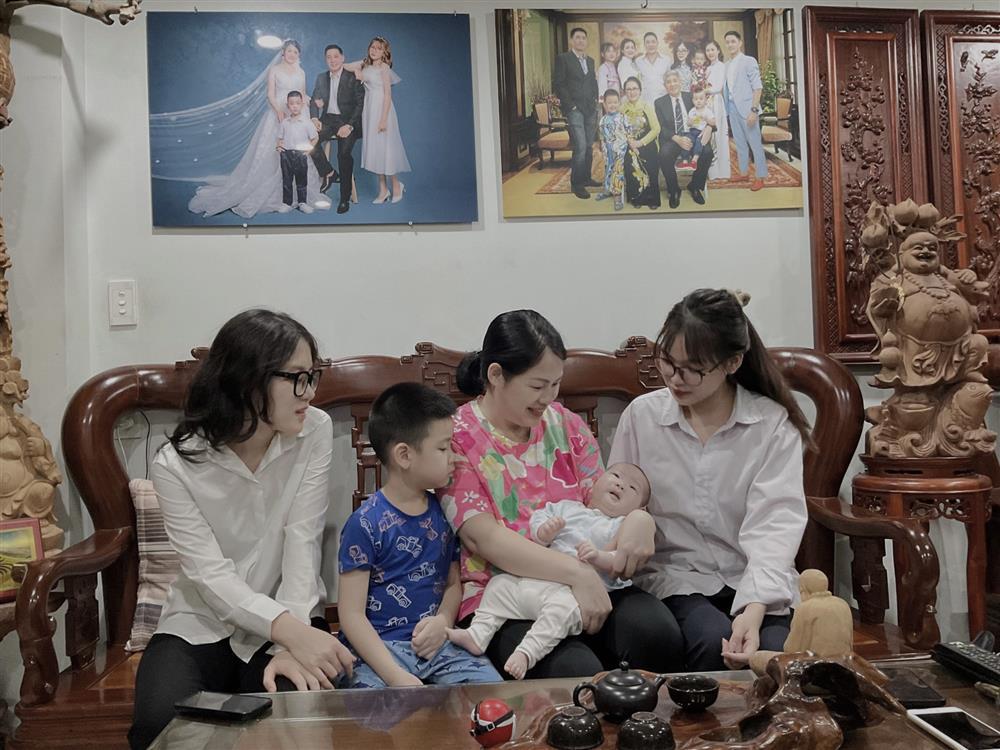 NSƯT Hồ Phong - 'Trùm phản diện' trên màn ảnh: U60 làm 'ông bố bỉm sữa', hôn nhân đáng ngưỡng mộ cùng vợ và 4 con - ảnh 4