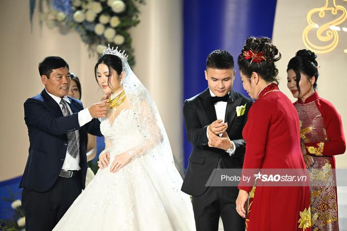 Cô dâu Chu Thanh Huyền đeo vàng nặng trĩu theo trong ngày theo Quang Hải về dinh - ảnh 7
