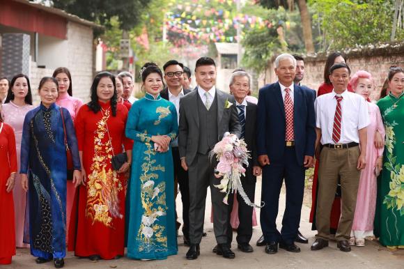 Cập nhật đám cưới Quang Hải và Chu Thanh Huyền: Chú rể nắm chặt tay vợ không rời, cô dâu diện váy cưới 150 triệu - ảnh 29