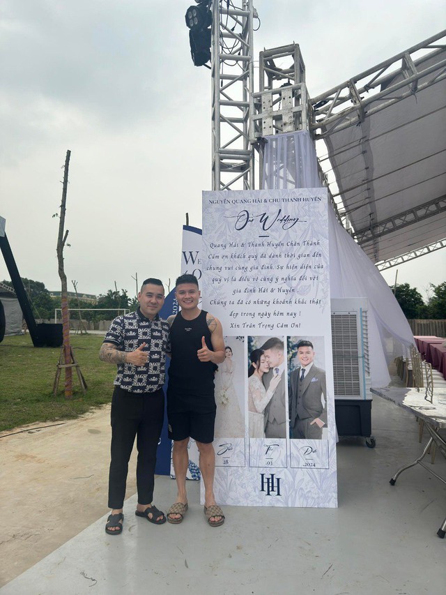 Tấm bảng in nội dung đặc biệt gửi đến 1.200 khách mời ở rạp cưới Quang Hải - Chu Thanh Huyền - ảnh 4