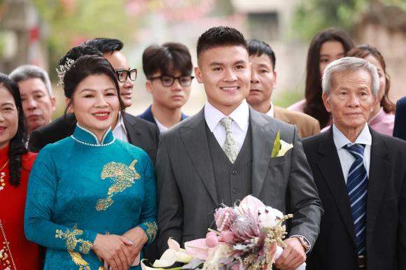 Cập nhật đám cưới Quang Hải và Chu Thanh Huyền: Chú rể nắm chặt tay vợ không rời, cô dâu diện váy cưới 150 triệu - ảnh 30