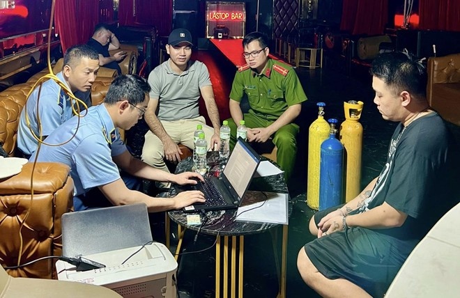 Phát hiện, xử lý quán bar bán bóng cười ở Hà Nội - ảnh 1