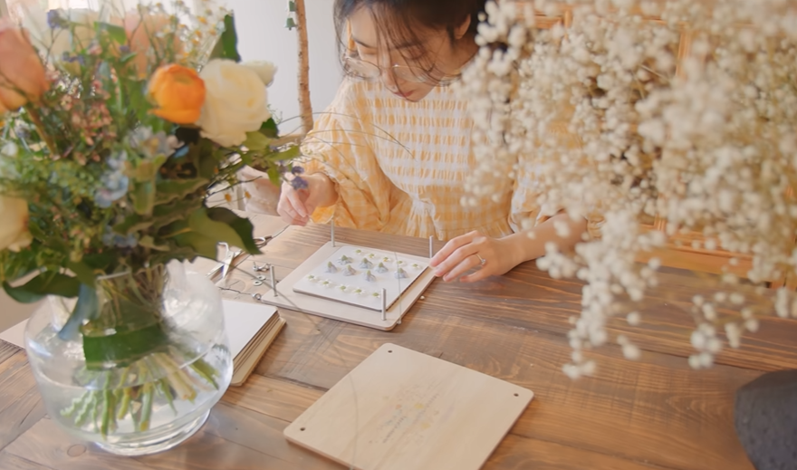 Thú vui độc lạ làm nến bằng hoa để trang trí nhà cửa của mẹ Việt ở Đức - ảnh 8