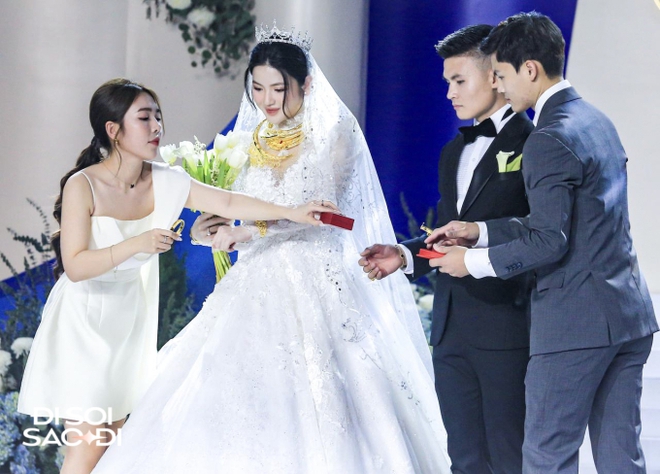 Hé lộ mối quan hệ của Chu Thanh Huyền và chị dâu Quang Hải qua khoảnh khắc trao quà cưới - ảnh 1