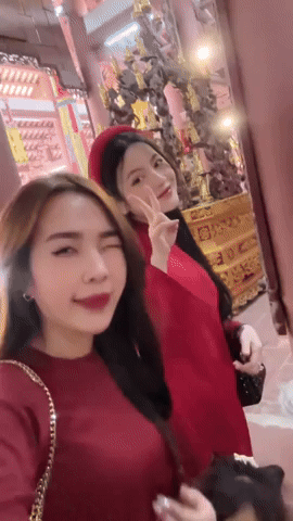 Hé lộ mối quan hệ của Chu Thanh Huyền và chị dâu Quang Hải qua khoảnh khắc trao quà cưới - ảnh 6