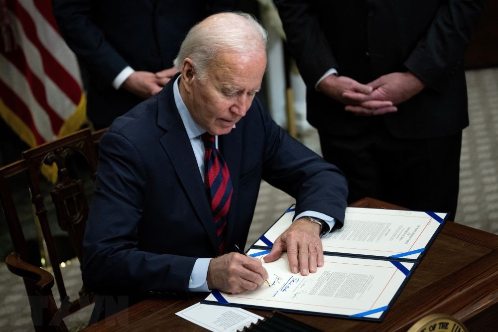 Mỹ: Tổng thống Joe Biden ký gói ngân sách 1.200 tỷ USD, ngăn tình huống chính phủ phải đóng cửa - ảnh 1