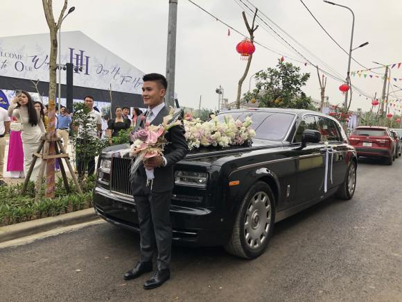 Cận cảnh siêu xe 16 tỷ đồng, cầu thủ Quang Hải dùng để đón cô dâu Chu Thanh Huyền - ảnh 4
