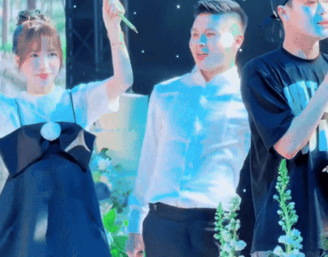 Hoà Minzy tái ngộ cầu thủ từng vướng nghi vấn hẹn hò, hát loạt hit cực tình cảm tại đám cưới Quang Hải - ảnh 1