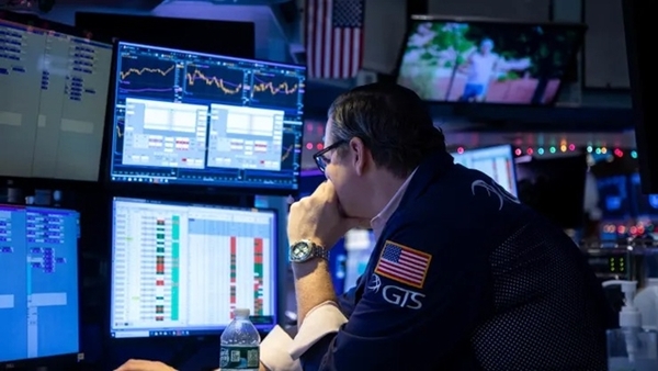 Chứng khoán Mỹ xuất hiện áp lực điều chỉnh, Dow Jones mất hơn 300 điểm - ảnh 1