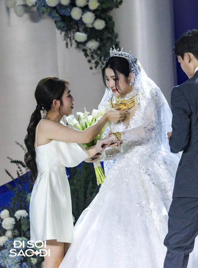 Hé lộ mối quan hệ của Chu Thanh Huyền và chị dâu Quang Hải qua khoảnh khắc trao quà cưới - ảnh 2