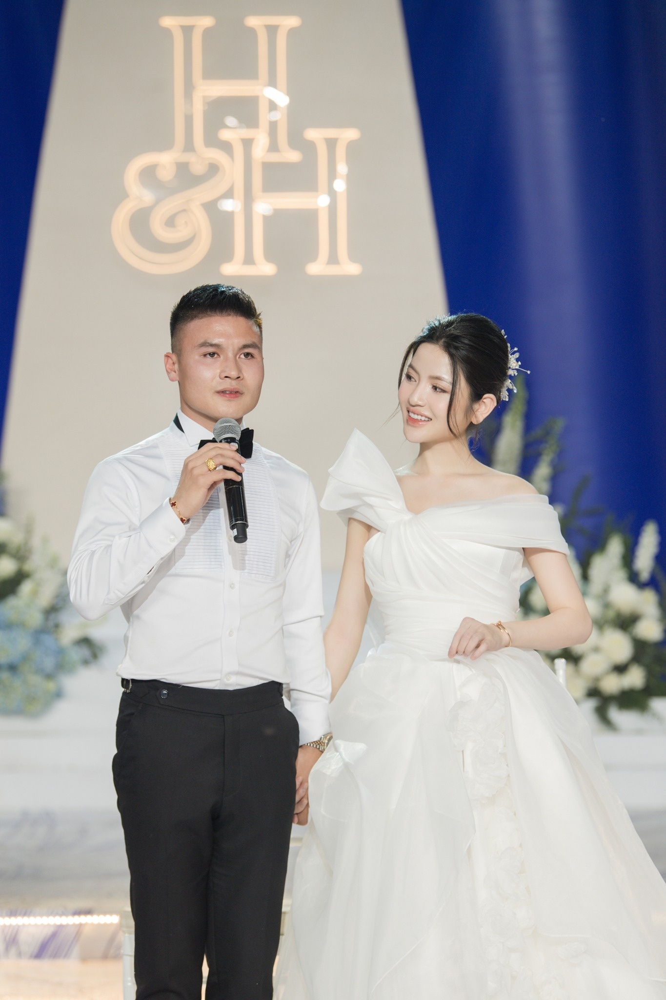 Người đẹp HH Hoàn vũ Việt Nam làm MC đám cưới Quang Hải - ảnh 10