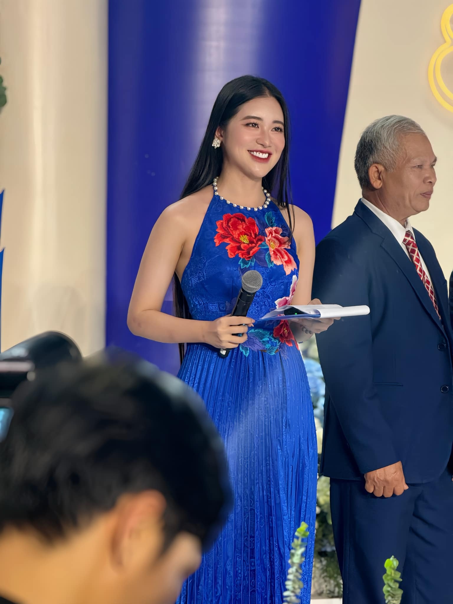 Người đẹp HH Hoàn vũ Việt Nam làm MC đám cưới Quang Hải - ảnh 5