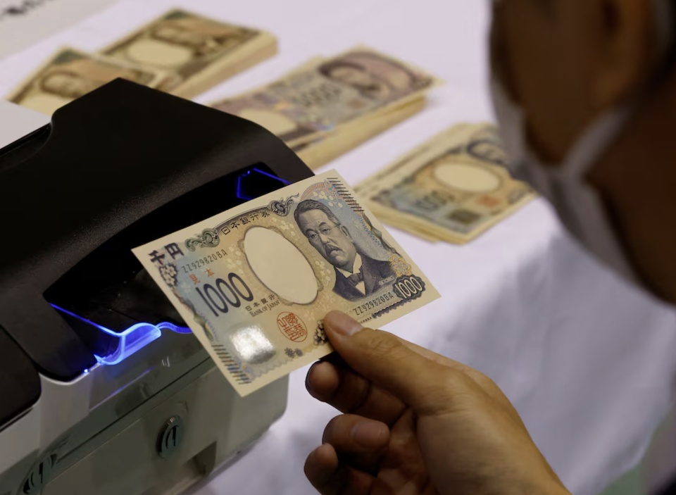 Nhật Bản họp khẩn khi đồng yen xuống đáy 34 năm - ảnh 1