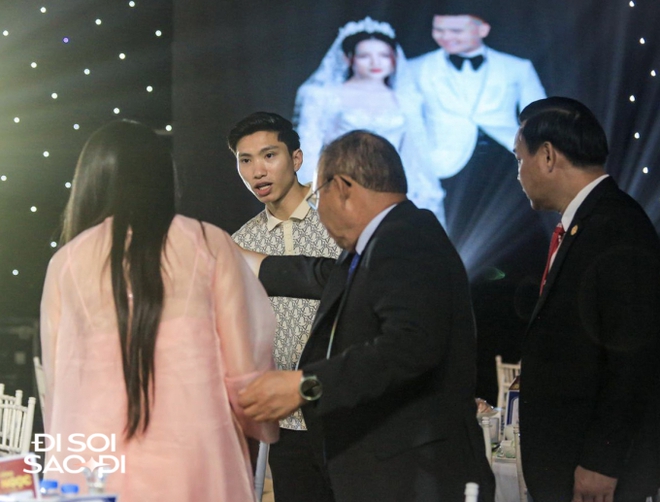 Hội ngộ tại đám cưới Quang Hải, thầy Park Hang-seo ôm Đoàn Văn Hậu, hỏi thăm chuyện Doãn Hải My mang bầu - ảnh 6